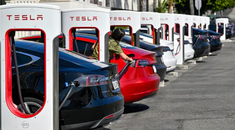Tesla acil durumda şarj kesip kaçış sağlayan yazılım güncellemesini yayında