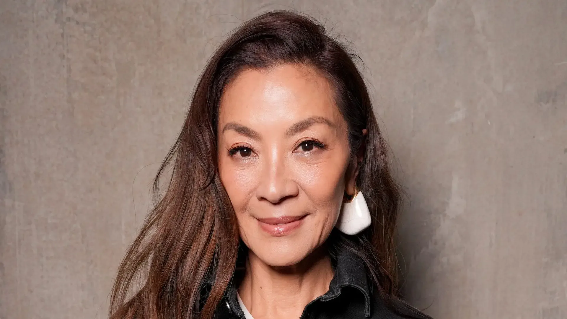 Michelle Yeoh'dan Paris'te Radikal Karar: Chanel Defilesinde Dikkat Çeken Değişim Michelle Yeoh'dan Paris'te Radikal Karar: Chanel Defilesinde Dikkat Çeken Değişim