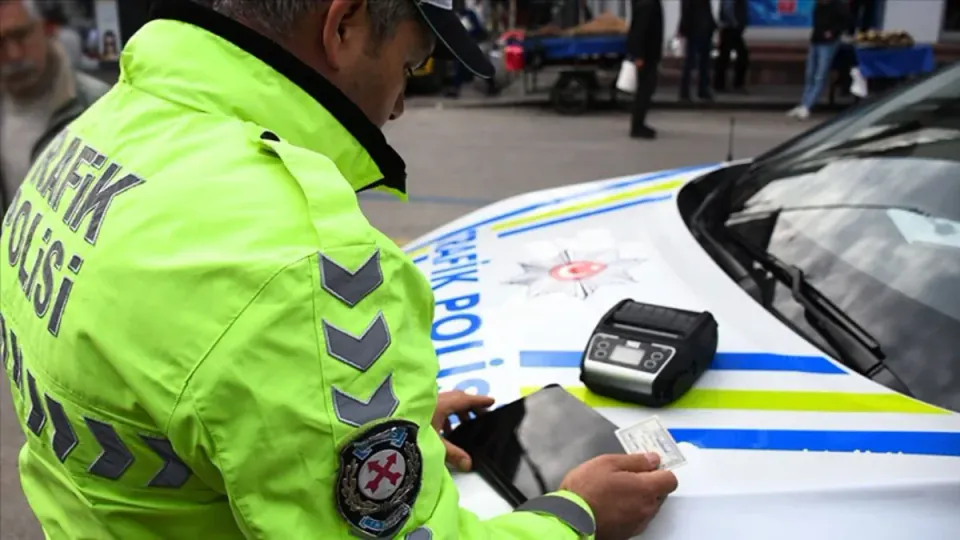 Araç içi telefon tutucu kullanımı yasak mı? İçişleri Bakanlığı'ndan net karar görseli
