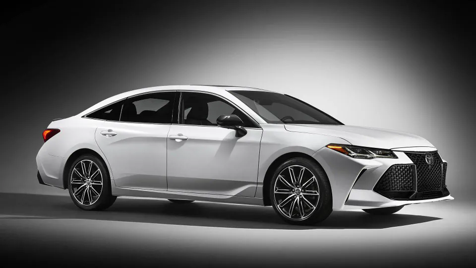 Toyota'nın Yeni Nesil Lüks Sedan Vizyonu: Avalon Yenilendi görseli
