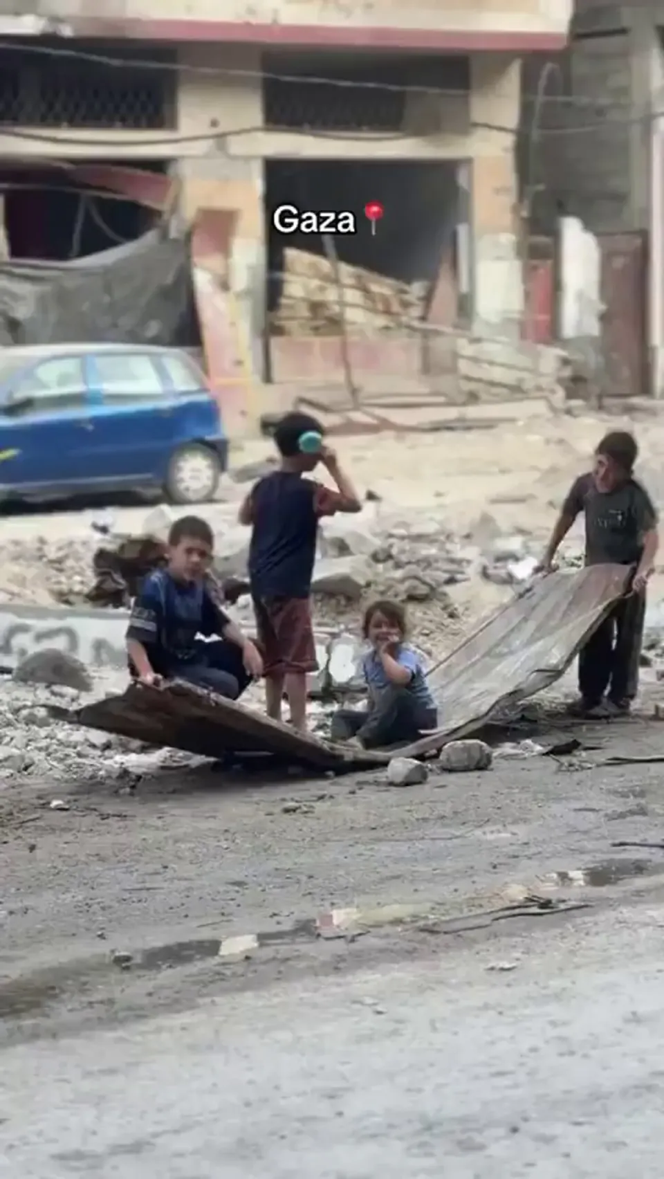 Gazze'de savaşın gölgesinde çocukluk: Çöp toplarından yapılmış top ve hayal gücüyle kurulan oyunlar görseli