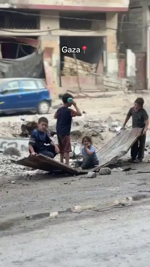 Gazze'de savaşın gölgesinde çocukluk: Çöp toplarından yapılmış top ve hayal gücüyle kurulan oyunlar