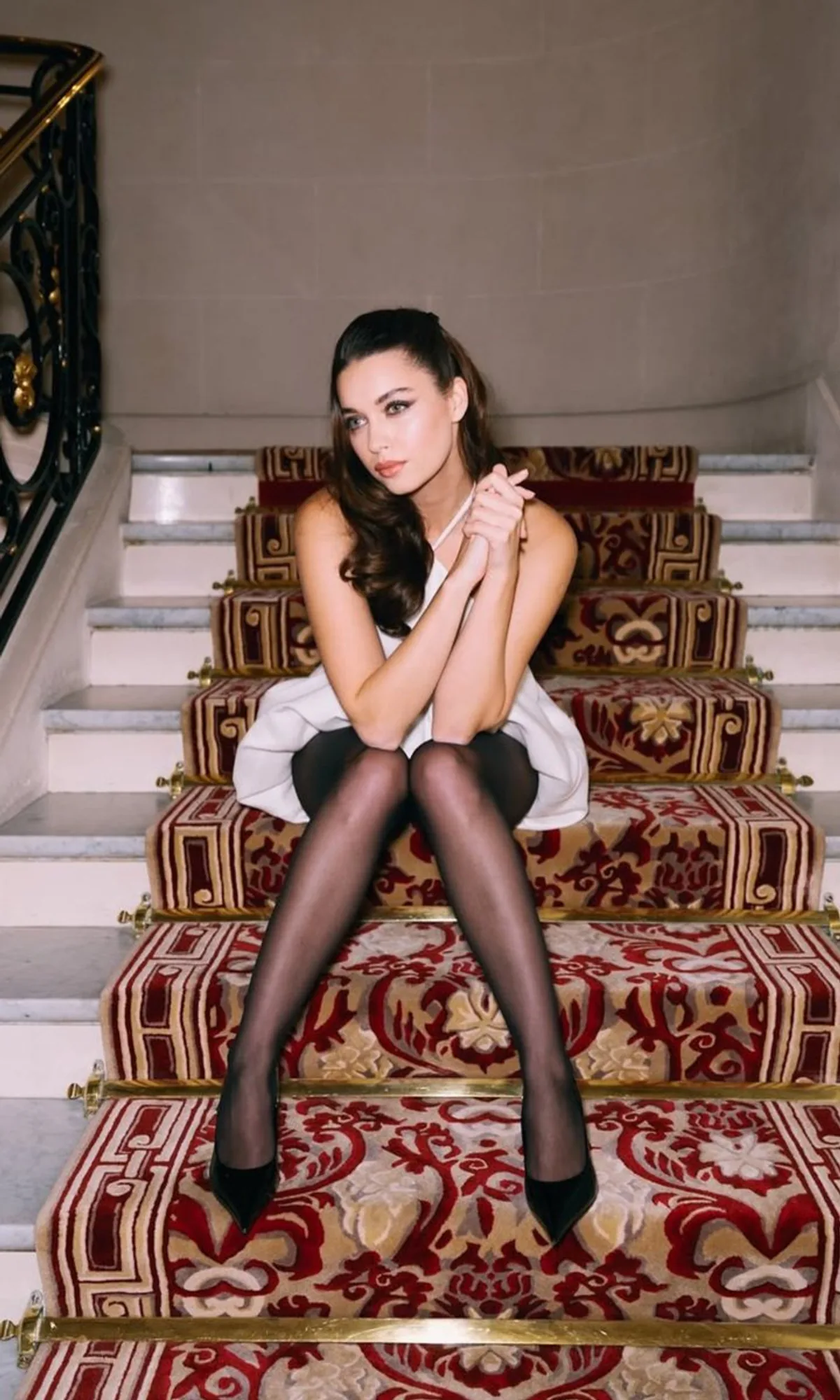 Afra Saraçoğlu Paris Moda Haftası'nda Gözlere Elde Oldu Afra Saraçoğlu Paris Moda Haftası'nda Gözlere Elde Oldu