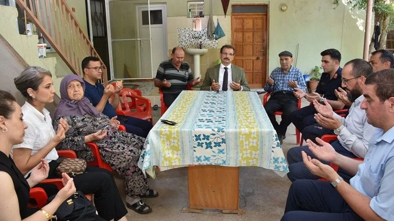 Salihli'de Şehit Er Mehmet Erişti için Anlamlı Ziyaret: 43 Yıllık Vefa Salihli'de Şehit Er Mehmet Erişti için Anlamlı Ziyaret: 43 Yıllık Vefa