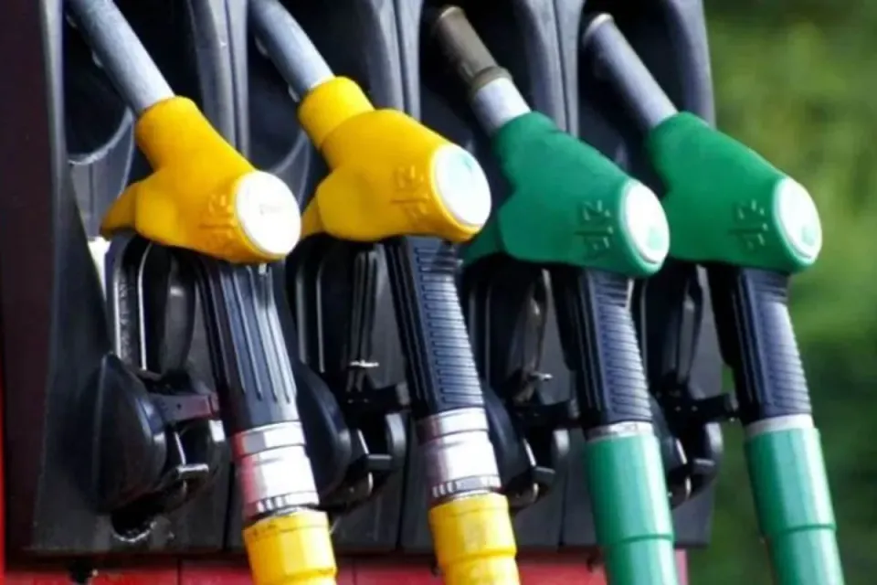 Akaryakıt Fiyatlarında İndirim Beklentisi: Motorine 2,16 TL İndirim Geliyor görseli