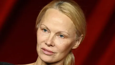 Pamela Anderson, 83. Venedik Film Festivali'nde makyajsız doğallığıyla öne çıktı