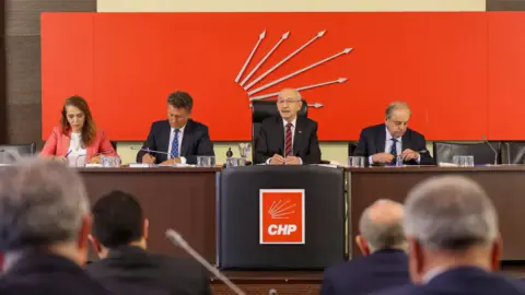 Sanat Dünyasında Kılıçdaroğlu Kavgası: Eserlerini Ücretsiz Açtılar