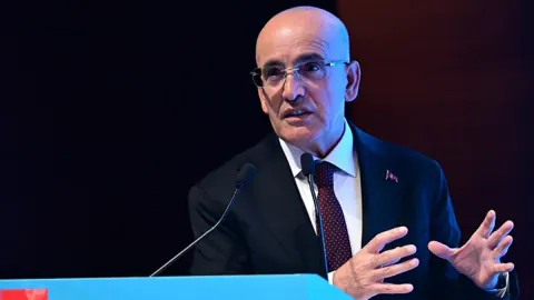 Şimşek: 2026'da bütçe açığı %3,1'e inecek, memur-emekli zamı enflasyonun altında kalmayacak