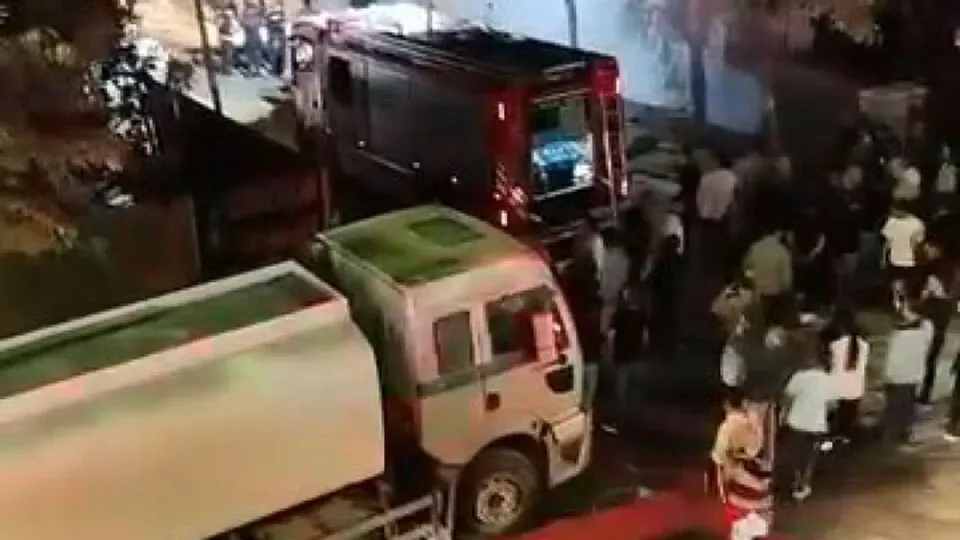 Küçükçekmece'de kentsel dönüşüm yıkımında çökme: 2 yayayı yaraladı görseli