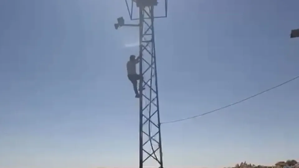 Şanlıurfa Siverek'te Kaçak Trafo İtirazı: Vatandaş Direğe Çıktı görseli