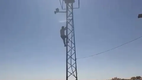 Şanlıurfa Siverek'te Kaçak Trafo İtirazı: Vatandaş Direğe Çıktı