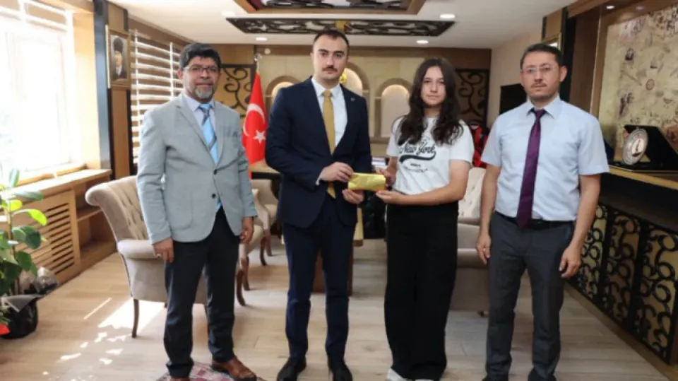 LGS Şampiyonu Ecrin Lale Karataş'a Kaymakamdan Ödül görseli
