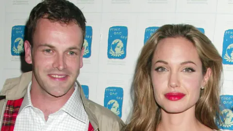 Angelina Jolie'nin Eski Eşi Jonny Lee Miller'dan Sürpriz Kare: Oğluyla İlk Kez Görüldü
