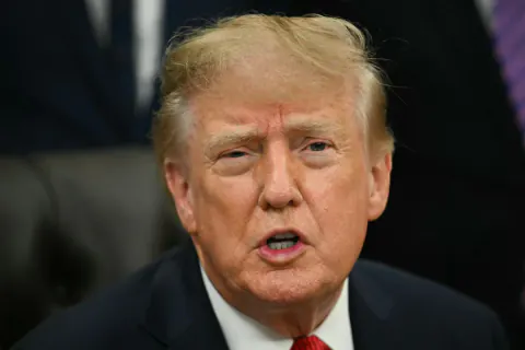 Trump, Lahey'de bulunan Uluslararası Ceza Mahkemesi'ne (ICC) kapsamlı mali yaptırımlarla darbe indirdi