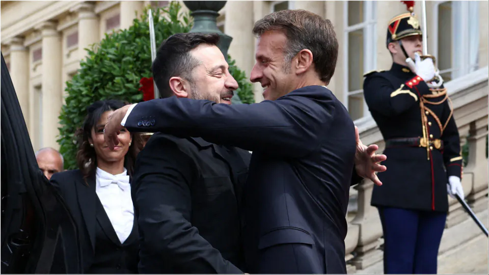 Macron ve Zelenskyy Arasındaki Yakınlaşma Sosyal Medyada Gündem Oldu görseli