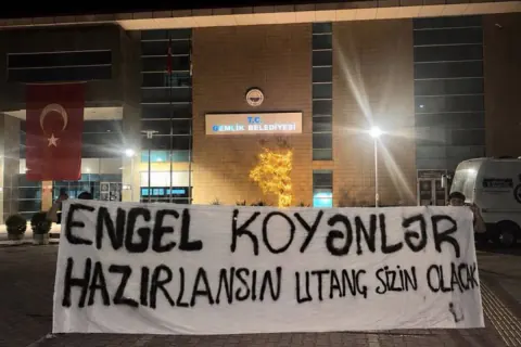 Gemlikspor taraftarlarından belediye ve TSO önünde destek protestosu