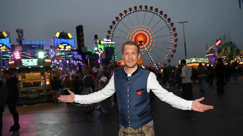 Oliver Pocher Oktoberfest tuvaletlerini hedef aldı: "Çocukları abaraya basmak geldi" görseli
