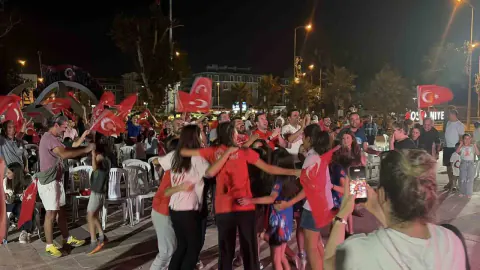Filenin Sultanları Avrupa Şampiyonu: Osmaniye'de Binlerce Vatandaş Meydanda Coşkuya Daldı