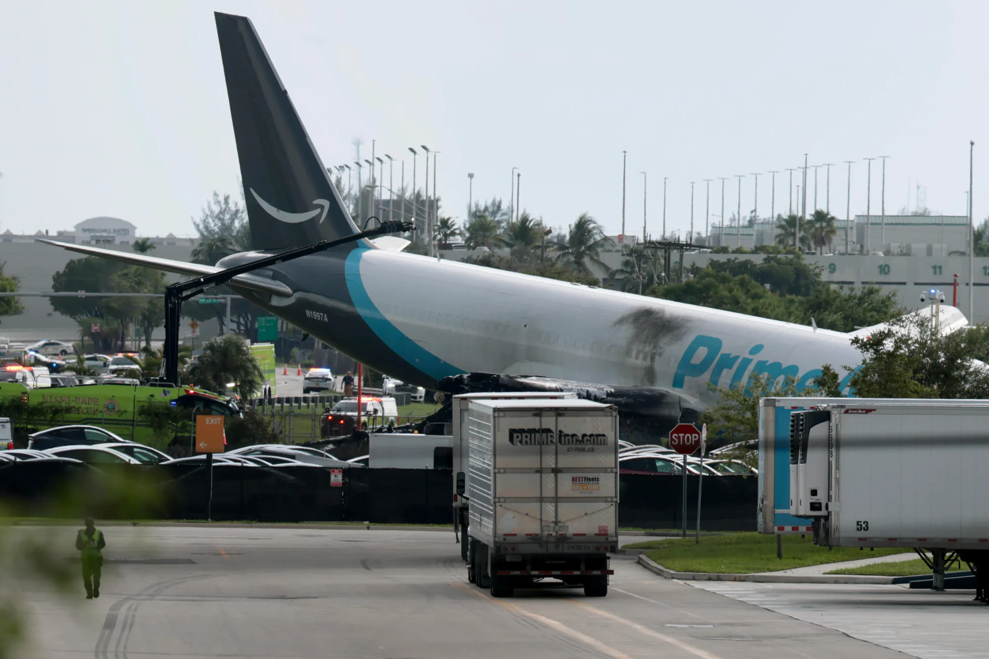 Miami'de Amazon kargo uçağı pistten çıktı: Bir ölü, bir d yaralı Miami'de Amazon kargo uçağı pistten çıktı: Bir ölü, bir d yaralı
