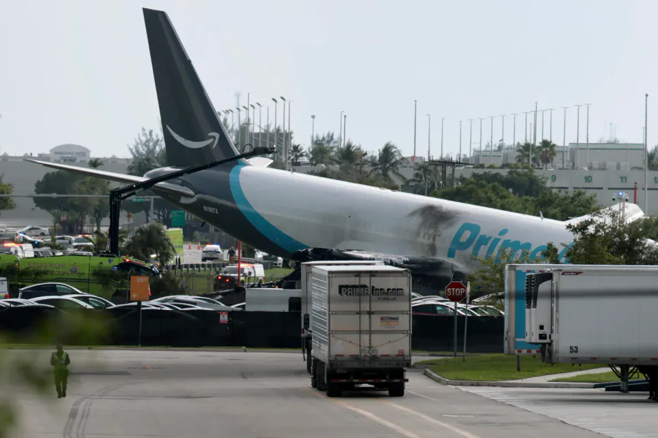 Miami'de Amazon kargo uçağı pistten çıktı: Bir ölü, bir d yaralı görseli