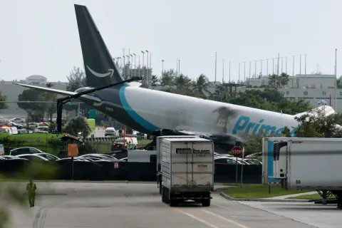 Miami'de Amazon kargo uçağı pistten çıktı: Bir ölü, bir d yaralı