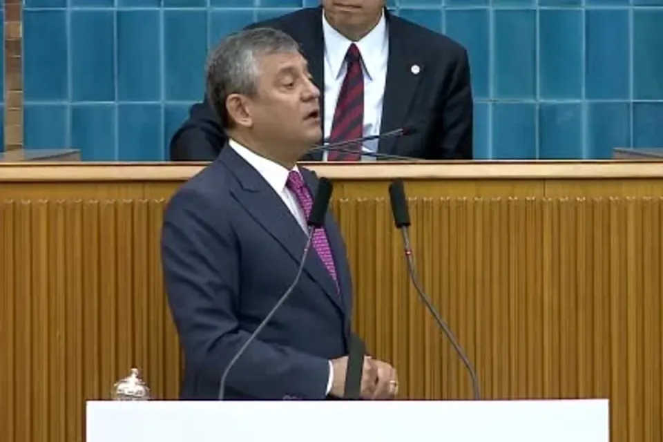 Özgür Özel'in TBMM Grup Toplantısındaki Dil Sürçmesi Salonda Gülüşmelere Neden Oldu görseli