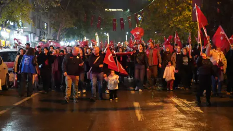 Kütahya’da 103. Yıl Fener Alayı: Vali ve Belediye Başkanı Öncülük Etti
