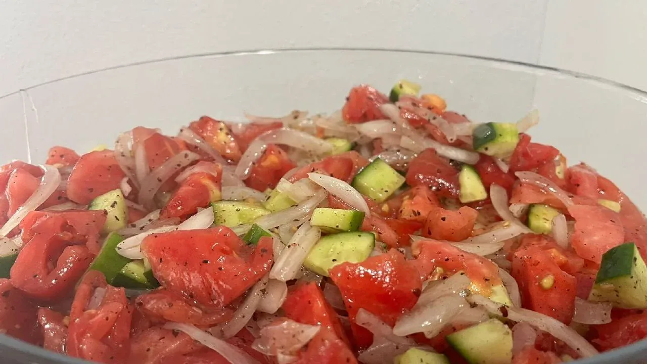 Yaz Sofralarının Vazgeçilmezi: Mevsim Sebzeleri ve Salata Kültürü Yaz Sofralarının Vazgeçilmezi: Mevsim Sebzeleri ve Salata Kültürü