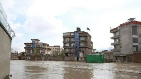 Afganistan'da Sel Felaketi: 20 Ölü, 100'den Fazla Kayıp Afganistan'da Sel Felaketi: 20 Ölü, 100'den Fazla Kayıp