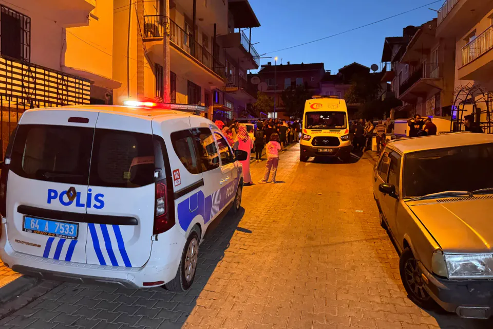 Uşak'ta Dut Toplamak İçin Çatıya Çıkan Kişi Yüksekten Düşerek Can Verdi görseli