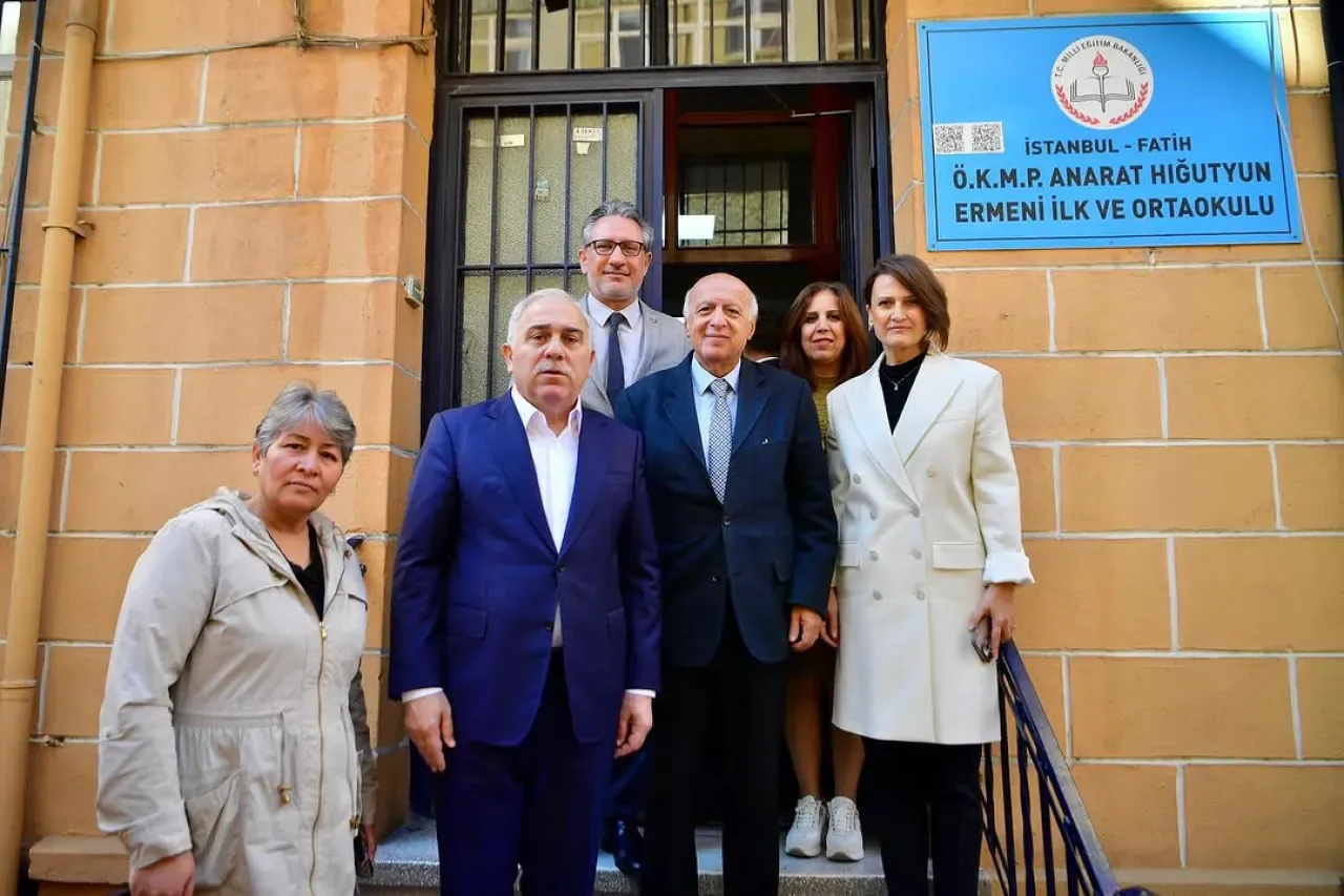 Fatih Belediye Başkanı ve İlçe Milli Eğitim Müdürü, Anarat Hığutyun Ermeni Okulu'nu Ziyaret Etti Fatih Belediye Başkanı ve İlçe Milli Eğitim Müdürü, Anarat Hığutyun Ermeni Okulu'nu Ziyaret Etti