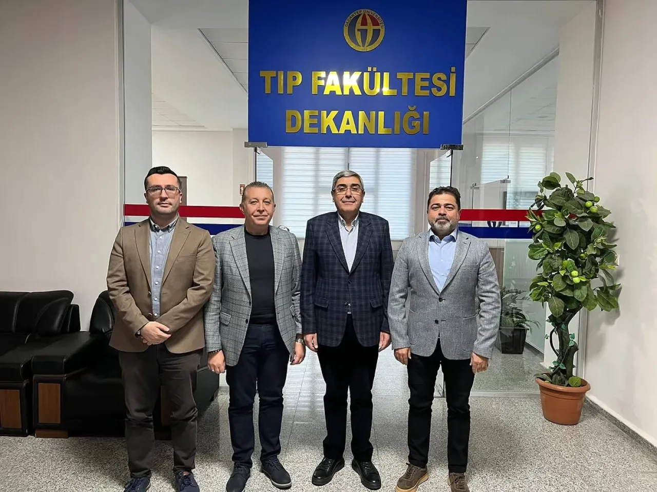 Gaziantep Milletvekili Özkeçeci, Üniversite Hastanesi Dekanı Eren'i Ziyaret Etti Gaziantep Milletvekili Özkeçeci, Üniversite Hastanesi Dekanı Eren'i Ziyaret Etti