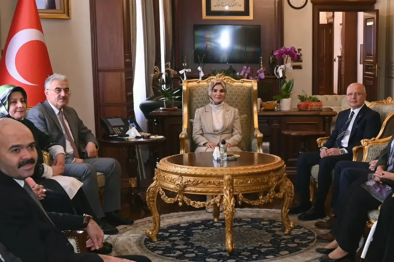 AK Parti Bursa İl Başkanı Davut Gürkan ve Bakan Mahinur Özdemir Göktaş, Bursa Valisi Erol Ayyıldız'ı Ziyaret Etti AK Parti Bursa İl Başkanı Davut Gürkan ve Bakan Mahinur Özdemir Göktaş, Bursa Valisi Erol Ayyıldız'ı Ziyaret Etti