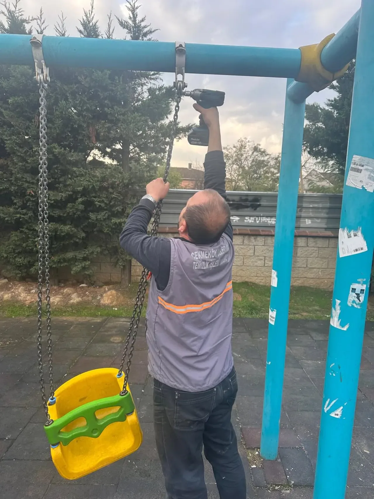 Çekmeköy'de Park ve Yeşil Alanların Bakımına Hız Kesmeden Devam Ediliyor Çekmeköy'de Park ve Yeşil Alanların Bakımına Hız Kesmeden Devam Ediliyor