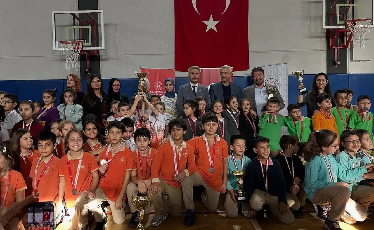 Kağıthane'de Minikler Satranç Turnuvası Coşkusu Kağıthane'de Minikler Satranç Turnuvası Coşkusu