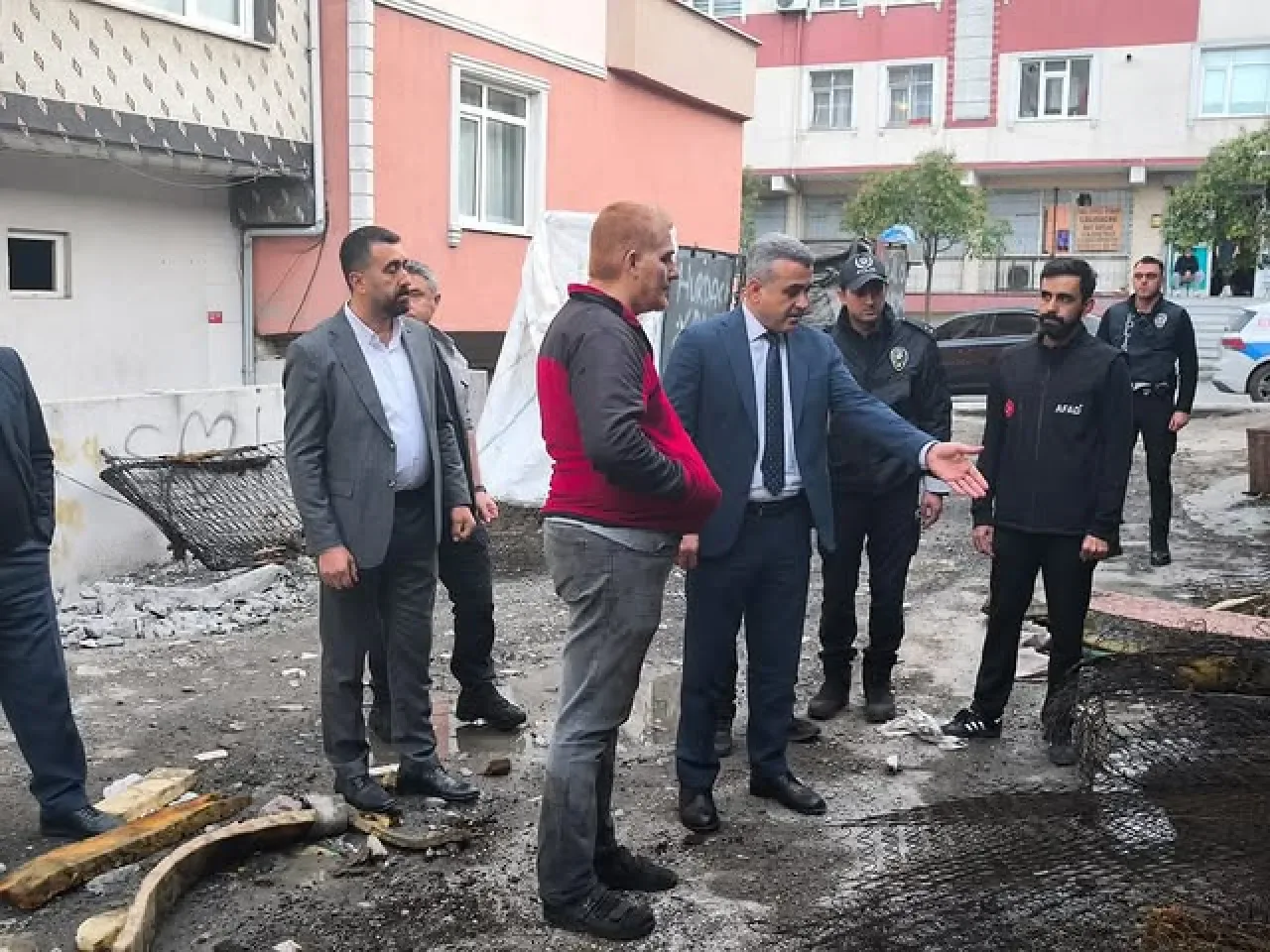 Küçükçekmece'de Çıkan İş Yeri Yangını Sonrası Kaymakam Bölgede İnceleme Yaptı Küçükçekmece'de Çıkan İş Yeri Yangını Sonrası Kaymakam Bölgede İnceleme Yaptı
