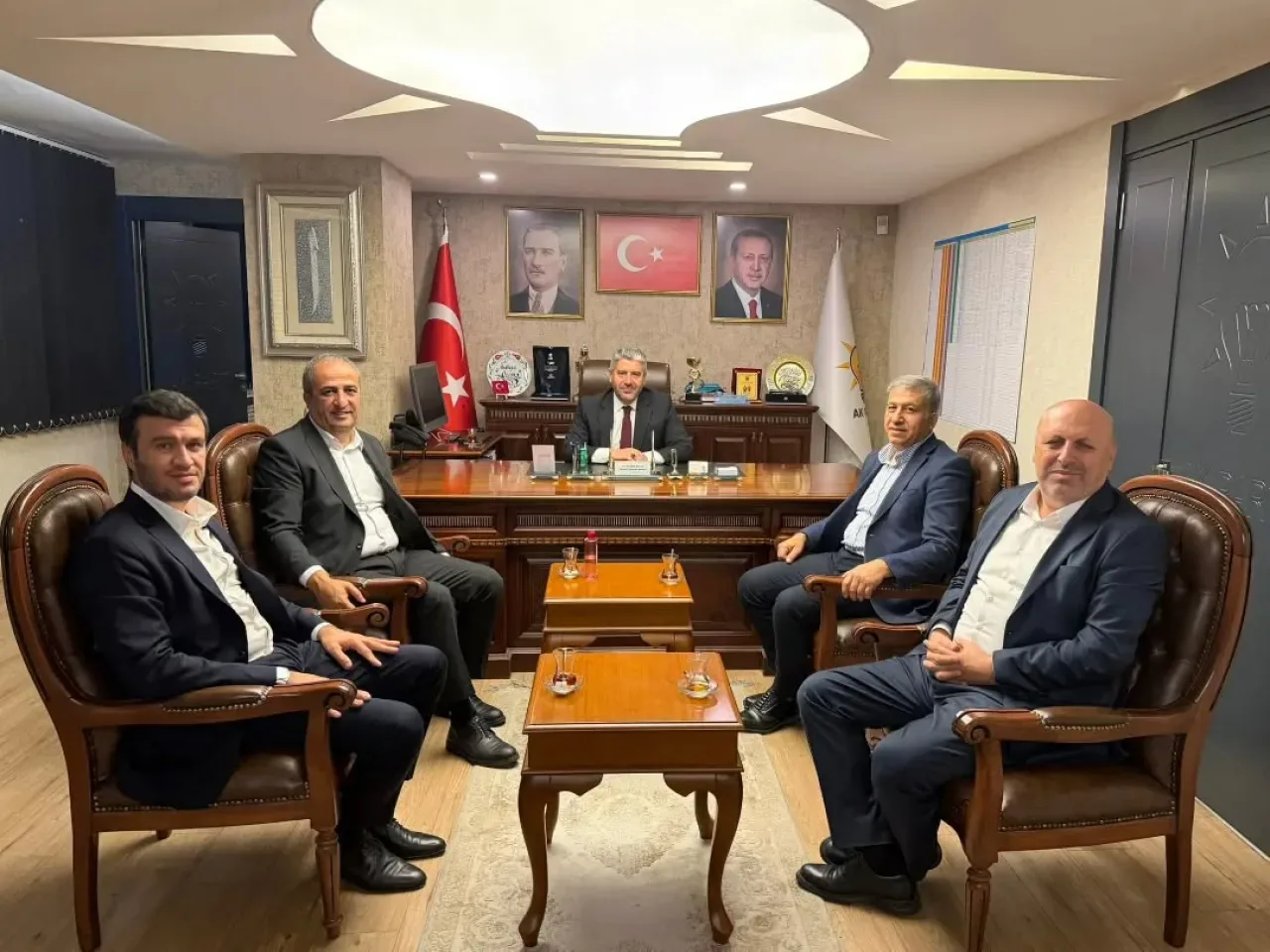 AK Parti Sincan İlçe Başkanı Mustafa Özcan, Esnaf Odası Temsilcilerini Ağırladı AK Parti Sincan İlçe Başkanı Mustafa Özcan, Esnaf Odası Temsilcilerini Ağırladı