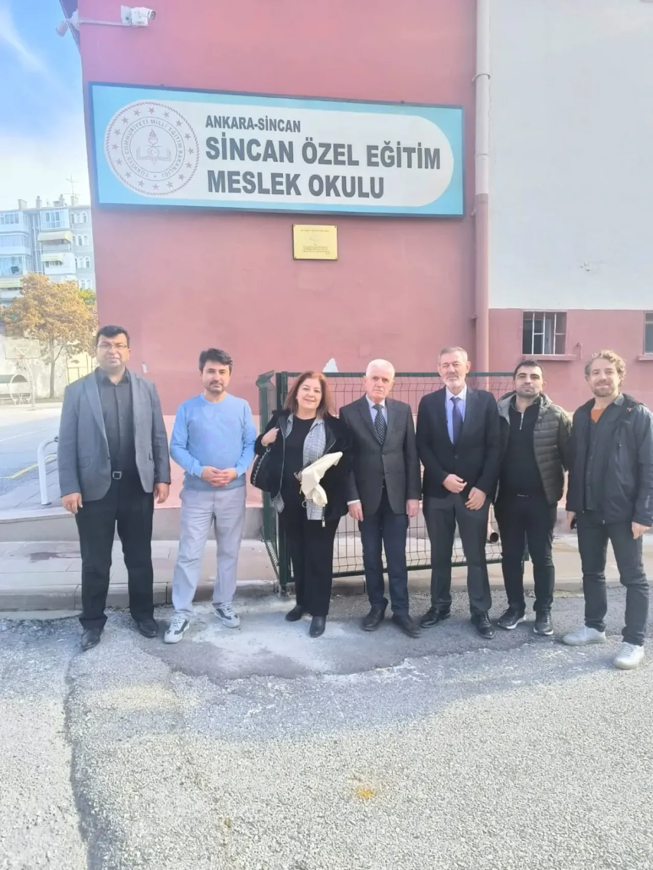 Sincan Özel Eğitim Meslek Okulu'na AK Parti'den Anlamlı Ziyaret Sincan Özel Eğitim Meslek Okulu'na AK Parti'den Anlamlı Ziyaret