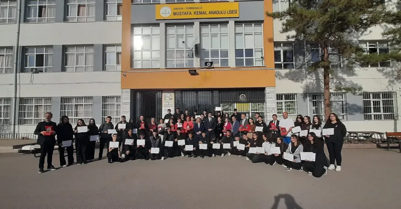 Yenimahalle İlçe Milli Eğitim Müdürü'nden Mustafa Kemal Anadolu Lisesi'ne Ziyaret ve Plaket Yenimahalle İlçe Milli Eğitim Müdürü'nden Mustafa Kemal Anadolu Lisesi'ne Ziyaret ve Plaket