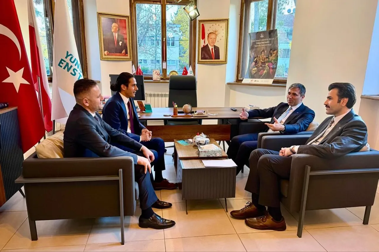 AK Partili Sırakaya, Polonya'daki Yunus Emre Enstitüsü Ziyaretini Değerlendirdi AK Partili Sırakaya, Polonya'daki Yunus Emre Enstitüsü Ziyaretini Değerlendirdi