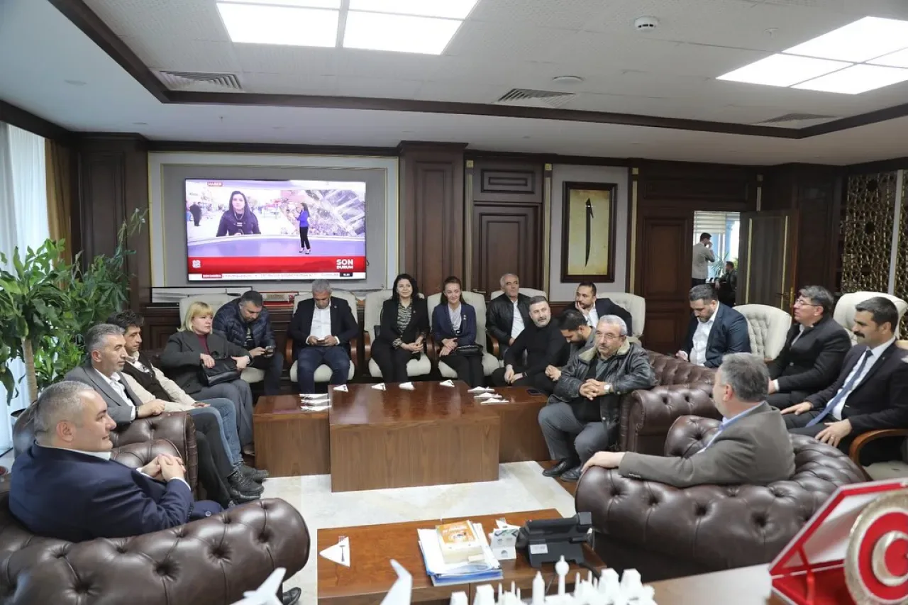 Keçiören ve CHP'li Heyet Çubuk Belediye Başkanı Baki Demirbaş'ı Ziyaret Etti Keçiören ve CHP'li Heyet Çubuk Belediye Başkanı Baki Demirbaş'ı Ziyaret Etti