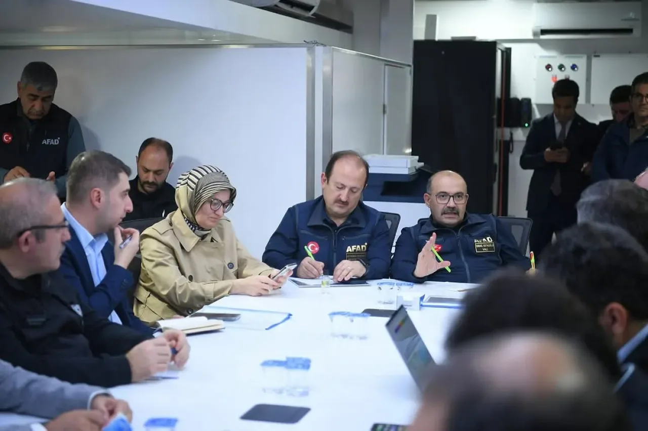 Balıkesir Valiliği'nden Sındırgı Depremi Sonrası Koordinasyon Toplantısı Balıkesir Valiliği'nden Sındırgı Depremi Sonrası Koordinasyon Toplantısı