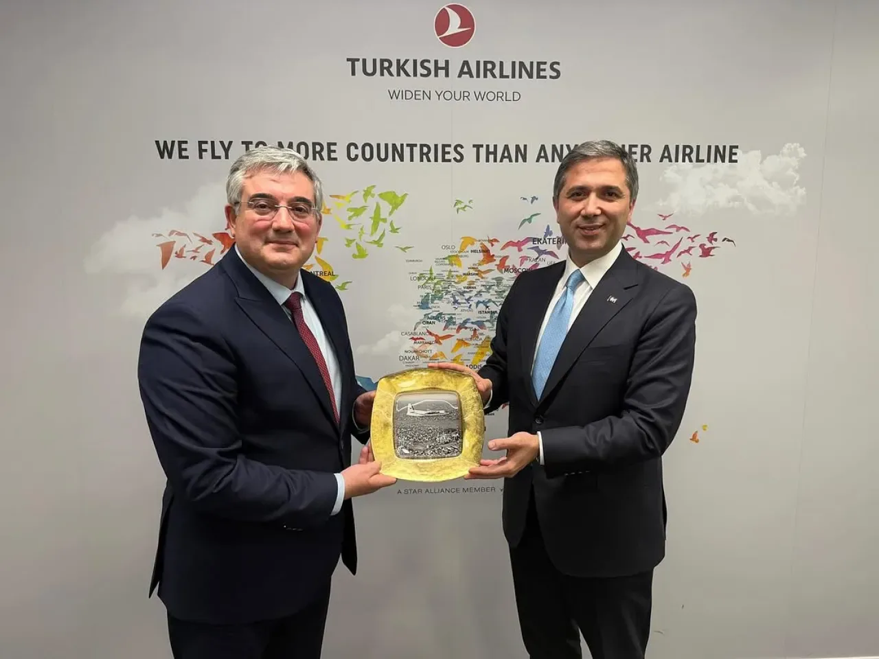 Türk Hava Yolları'nın Polonya Operasyonlarına Milletvekili Ziyareti Türk Hava Yolları'nın Polonya Operasyonlarına Milletvekili Ziyareti