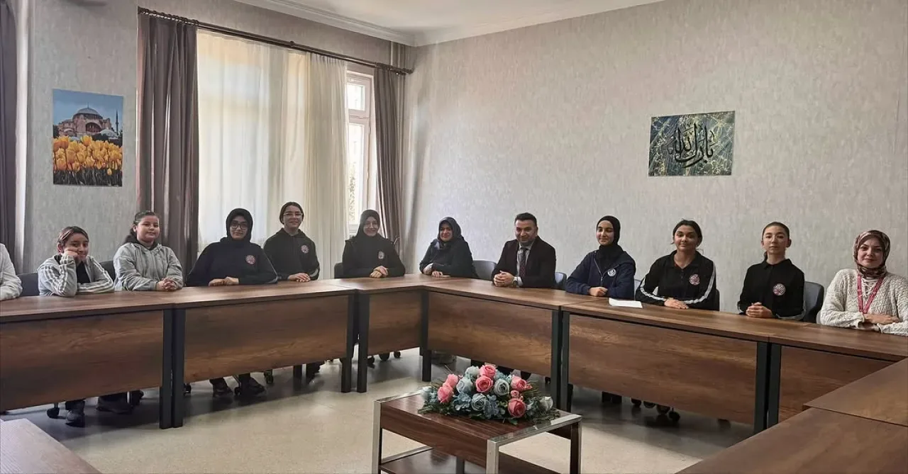 İstanbul'da Öğrenciler Demokrasi ile Tanışıyor: Öğrenci Meclisleri Projesi Başladı İstanbul'da Öğrenciler Demokrasi ile Tanışıyor: Öğrenci Meclisleri Projesi Başladı