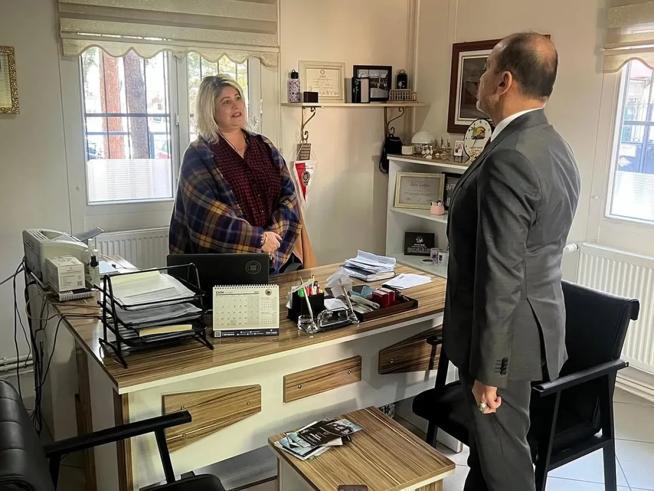 Yenimahalle AK Parti İlçe Başkanı Ekrem Yüce, Demetlale Mahalle Muhtarı Ebru Mert'i Ziyaret Etti Yenimahalle AK Parti İlçe Başkanı Ekrem Yüce, Demetlale Mahalle Muhtarı Ebru Mert'i Ziyaret Etti