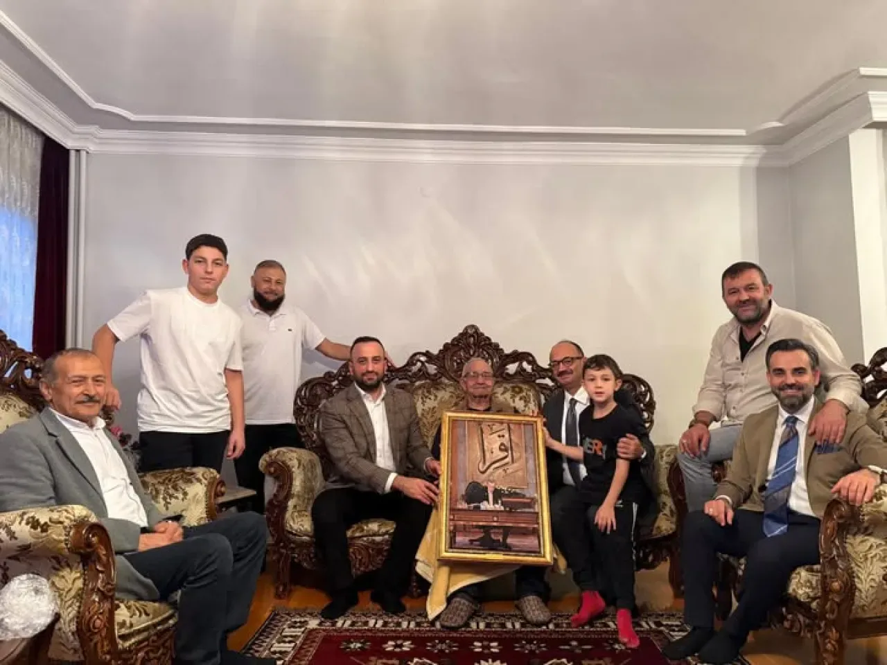 AK Parti Bursa Heyeti, 94 Yaşındaki Şaban Cihantimur'u Evinde Ziyaret Etti AK Parti Bursa Heyeti, 94 Yaşındaki Şaban Cihantimur'u Evinde Ziyaret Etti