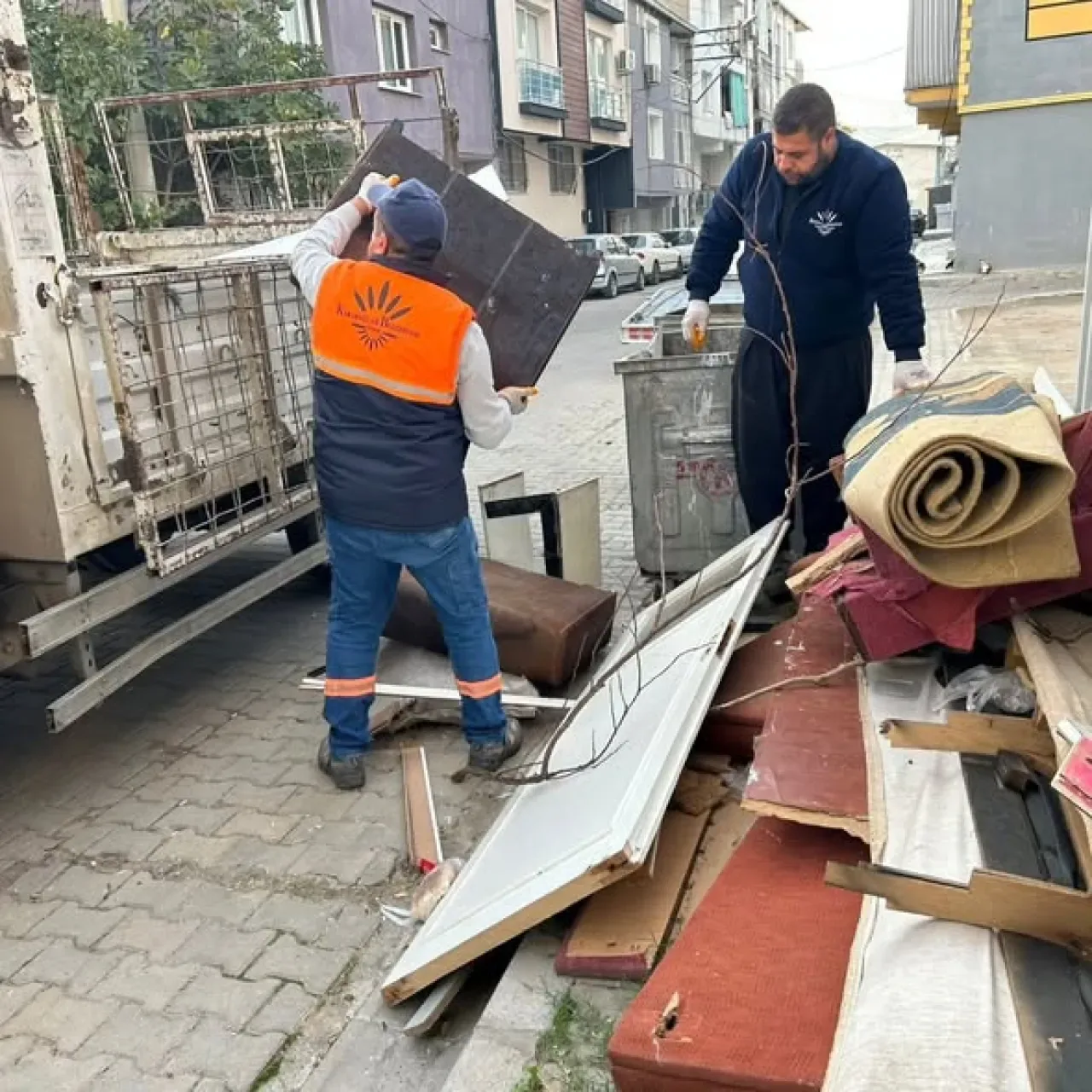 Karabağlar'da Eski Mobilya Atıklarına Anında Müdahale: 11 Kamyon Atık Toplandı Karabağlar'da Eski Mobilya Atıklarına Anında Müdahale: 11 Kamyon Atık Toplandı