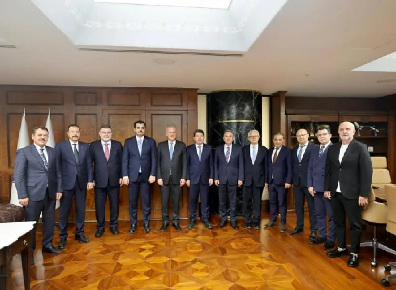 Adalet Bakanı Yılmaz Tunç, İzmir Ticaret Odası'nda Görüşmelerde Bulundu Adalet Bakanı Yılmaz Tunç, İzmir Ticaret Odası'nda Görüşmelerde Bulundu