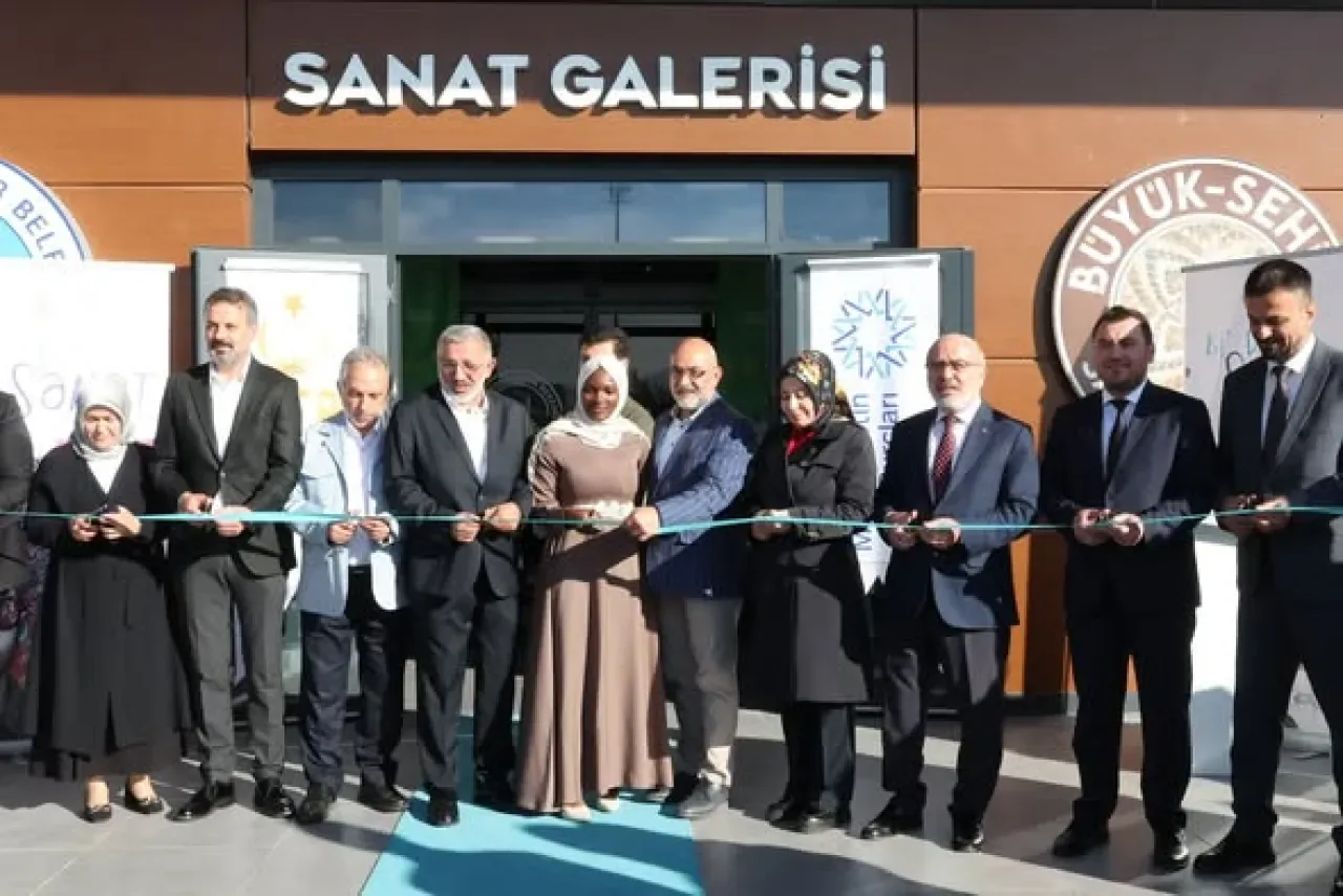 Kayseri Üniversitesi'nde Uluslararası Öğrencilerin "Bi' Dünya Sanat" Sergisi Açıldı Kayseri Üniversitesi'nde Uluslararası Öğrencilerin "Bi' Dünya Sanat" Sergisi Açıldı