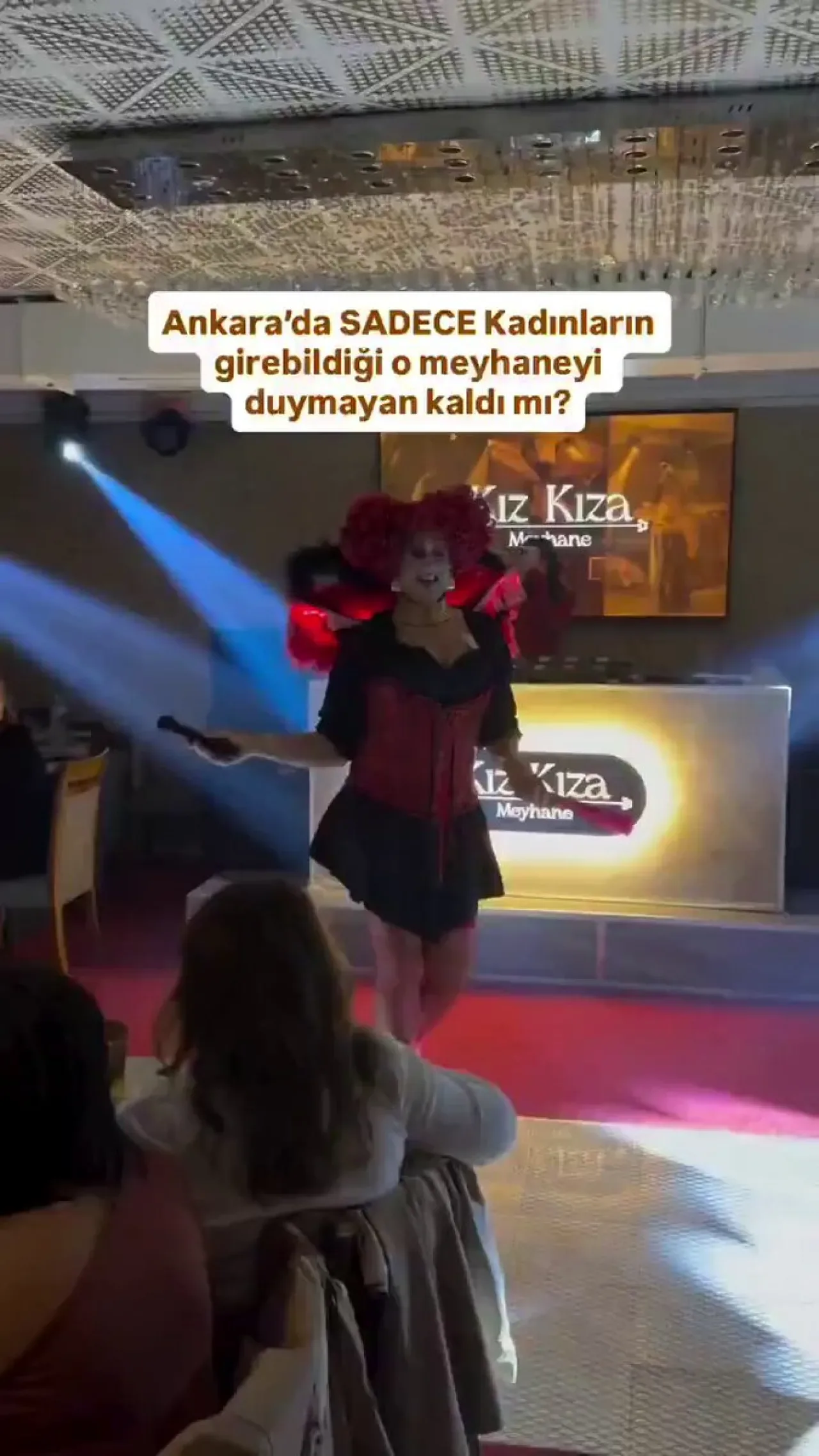 Ankara'da Sadece Kadınların Girebildiği Meyhanede Erkek Dansçı İlgi Odağı Oldu Ankara'da Sadece Kadınların Girebildiği Meyhanede Erkek Dansçı İlgi Odağı Oldu